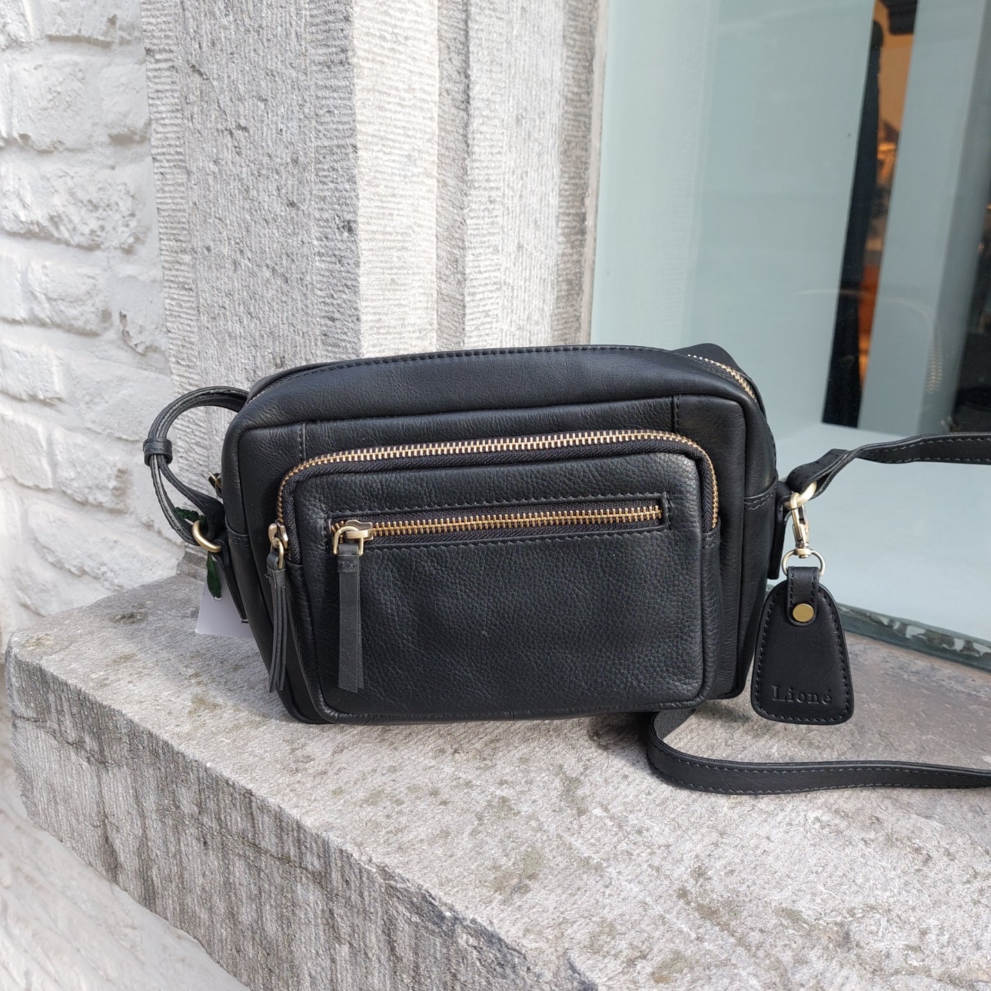 Crossovertas leder Lioné
