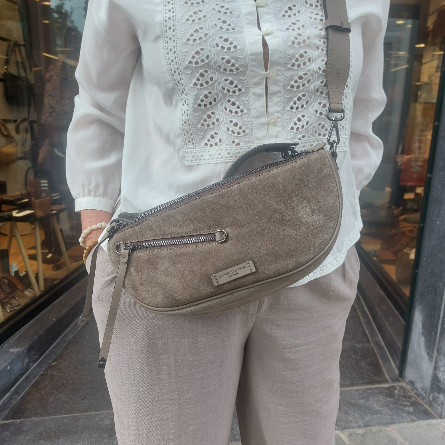 Handtas suède Gianni Chiarini