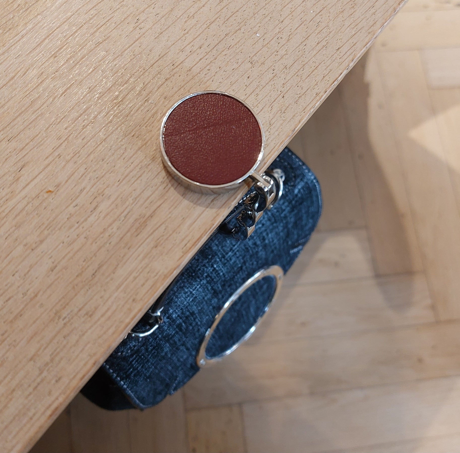 Handtasdrager/houder leder GRATIS