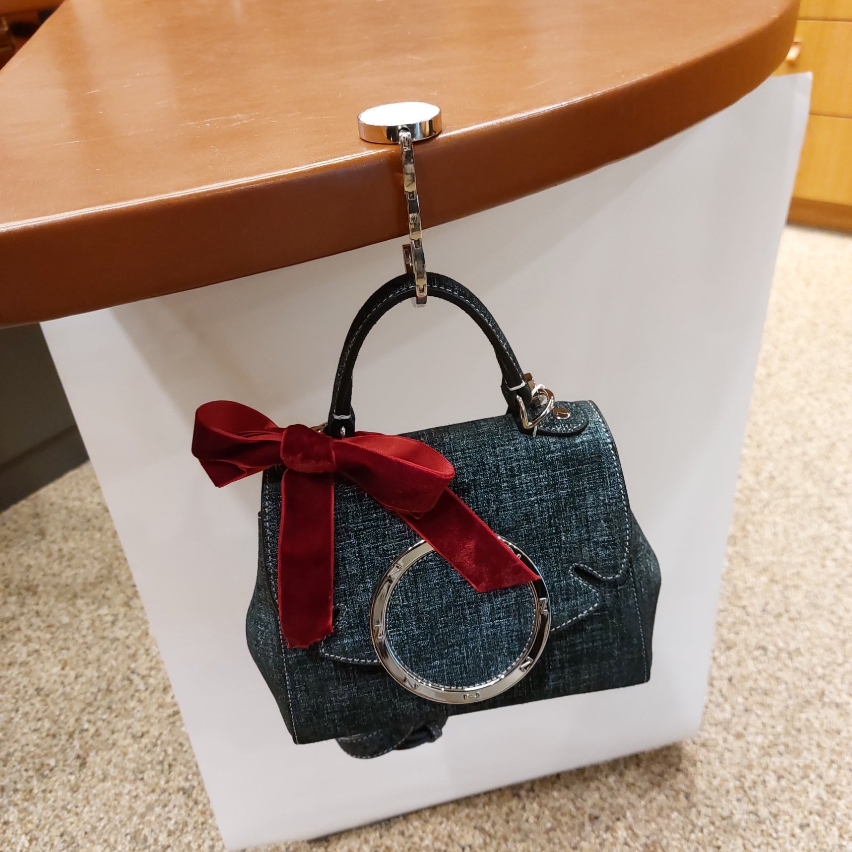 Handtasdrager/houder leder GRATIS