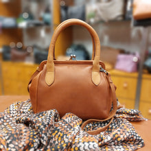 Afbeelding in Gallery-weergave laden, Handtas The Chesterfield Brand Chili
