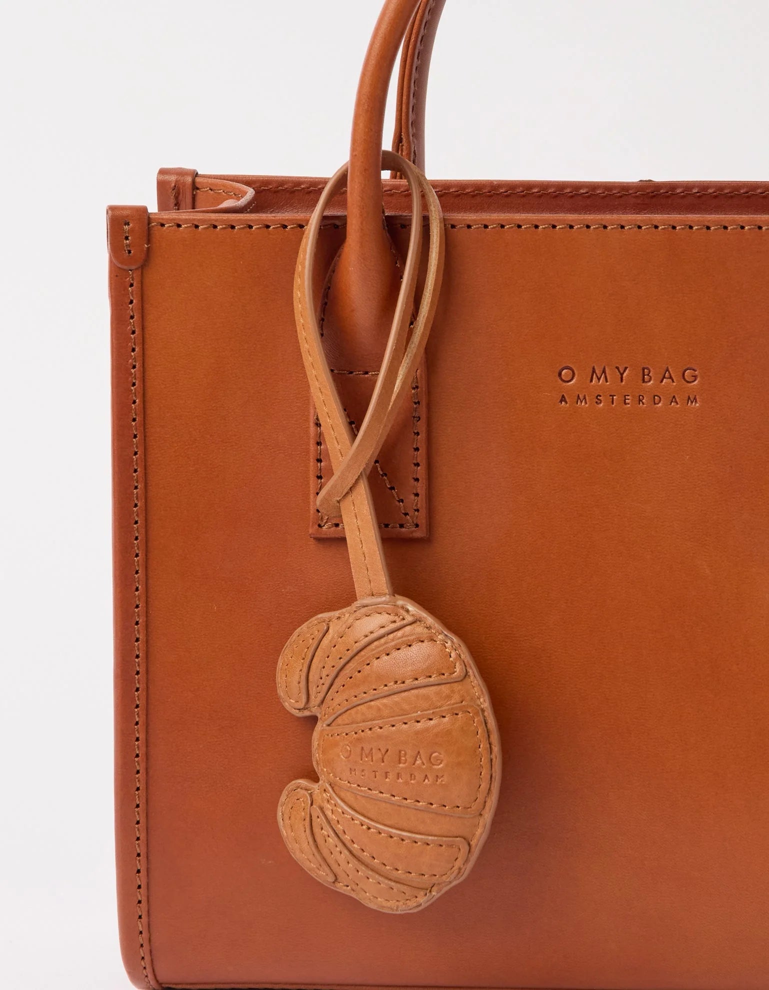 Keyring-Croissant-Wild-Oak-Soft-Grain-Leather-Lifestyle.webp