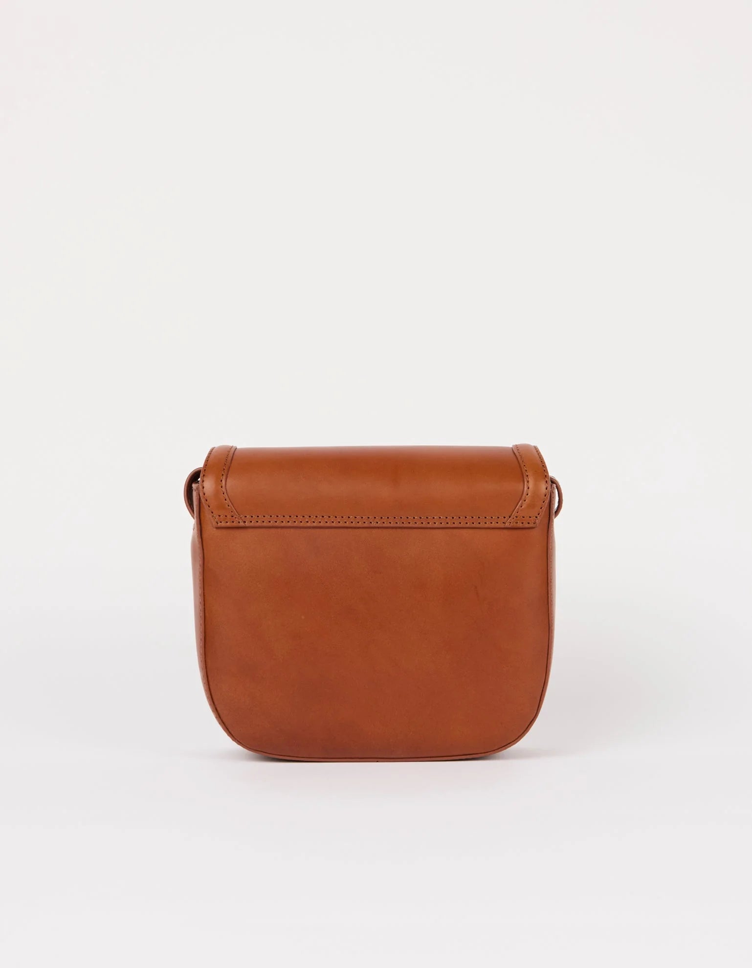 Nina schoudertas in chocoladebruin leer met flap en verstelbare riem.