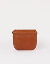 Nina schoudertas in chocoladebruin leer met flap en verstelbare riem.