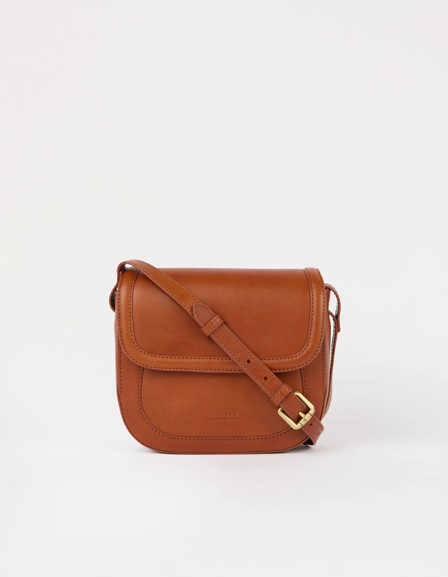 Nina schoudertas in chocoladebruin leer met flap en verstelbare riem.