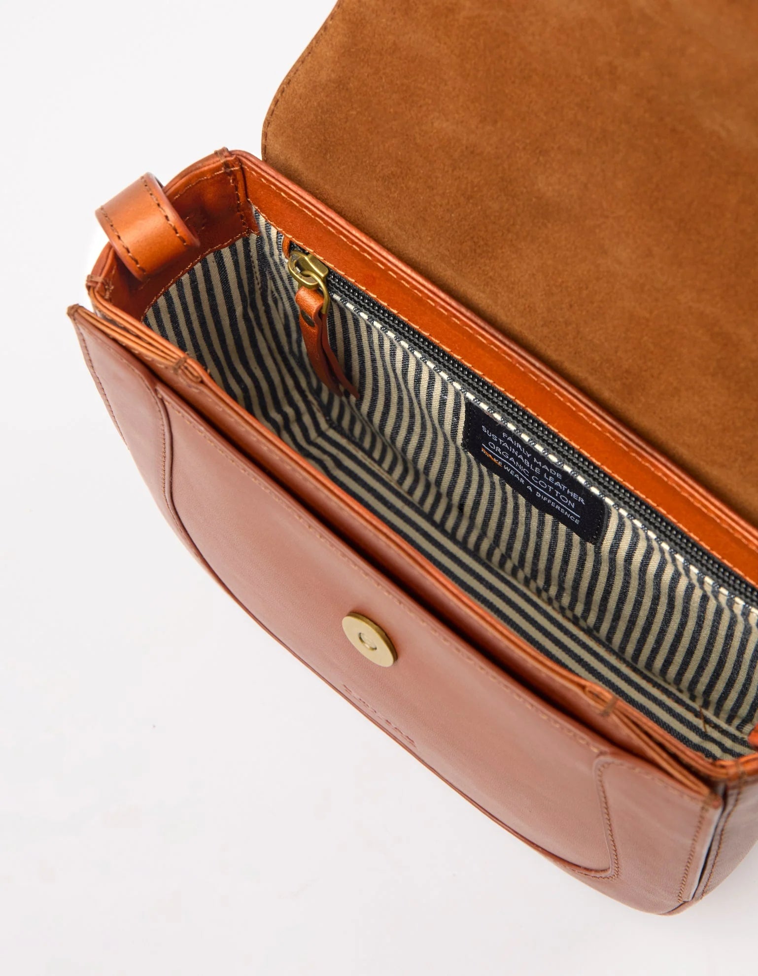 Nina schoudertas in chocoladebruin leer met flap en verstelbare riem.