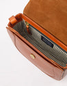 Nina schoudertas in chocoladebruin leer met flap en verstelbare riem.