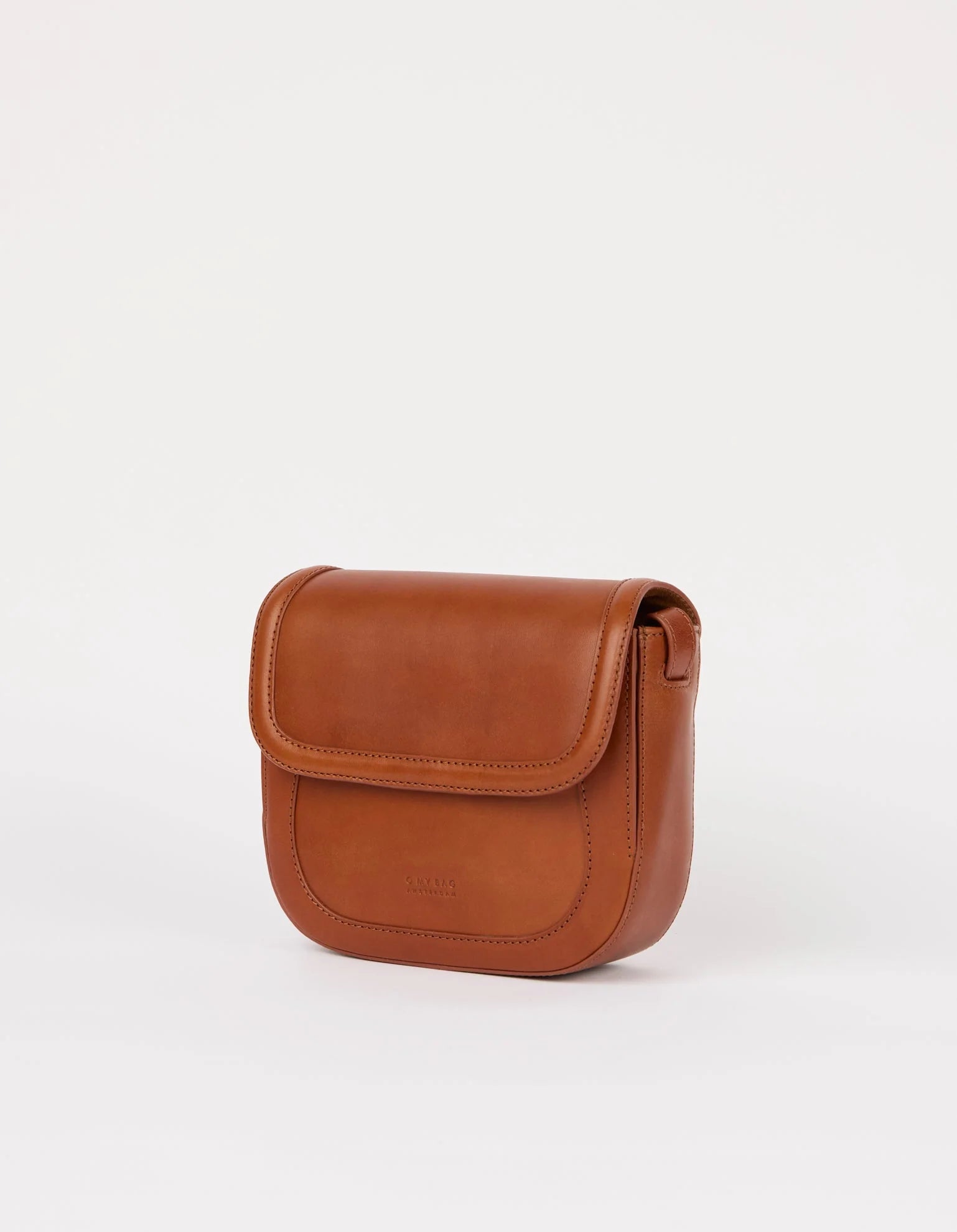 Nina schoudertas in chocoladebruin leer met flap en verstelbare riem.