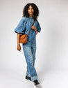 Nina schoudertas in chocoladebruin leer met flap en verstelbare riem.