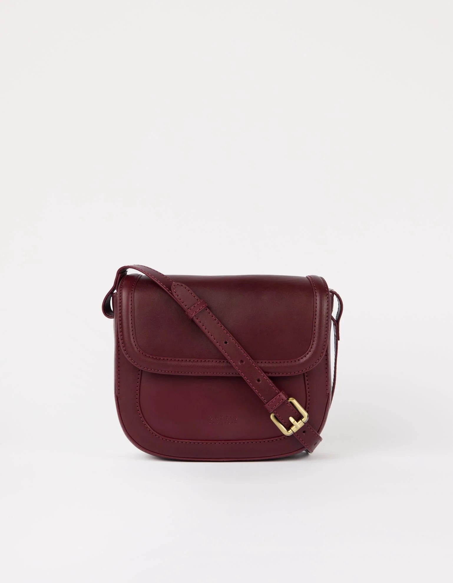 Nina schoudertas in chocoladebruin leer met flap en verstelbare riem.