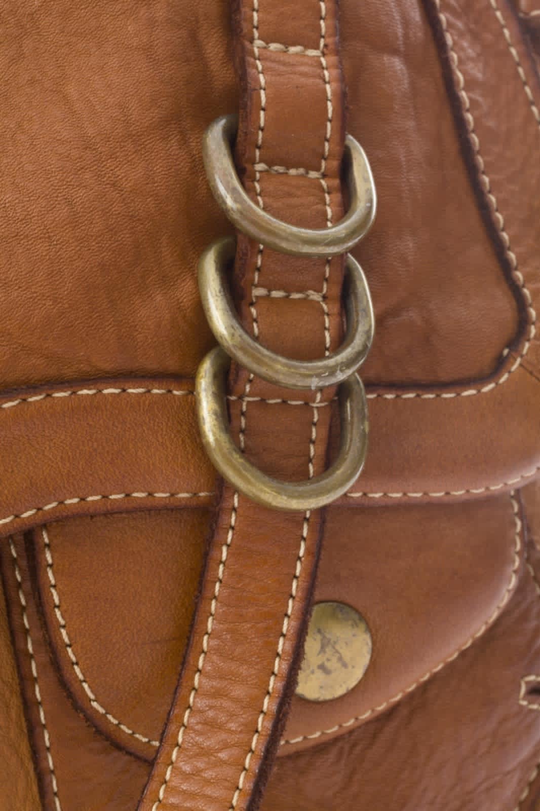 Detail van de SIENA tas – antiek messing hardware en magnetische overslagsluiting