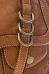 Detail van de SIENA tas – antiek messing hardware en magnetische overslagsluiting