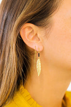 Afbeelding in Gallery-weergave laden, Oorbelletjes in een glazen koker met gouden glitters.
