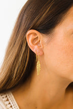 Afbeelding in Gallery-weergave laden, Oorbelletjes in een glazen koker met gouden glitters.
