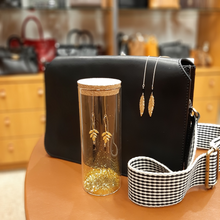 Afbeelding in Gallery-weergave laden, Oorbelletjes in een glazen koker met gouden glitters.
