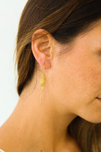 Afbeelding in Gallery-weergave laden, Oorbelletjes in een glazen koker met gouden glitters.
