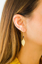 Afbeelding in Gallery-weergave laden, Oorbelletjes in een glazen koker met gouden glitters.
