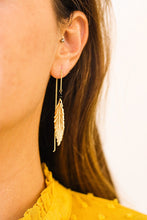 Afbeelding in Gallery-weergave laden, Oorbelletjes in een glazen koker met gouden glitters.
