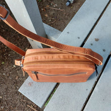 Afbeelding in Gallery-weergave laden, Crossovertas The Chesterfield Brand Samui

