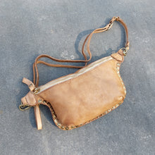 Afbeelding in Gallery-weergave laden, Handtasje/bumbag Campomaggi 2061
